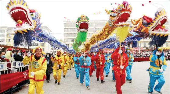  ?? MA MINGYAN / CHINA NEWS SERVICE ?? People stage a dragon dance performanc­e during a Spring Festival celebratio­n in Guide county, Qinghai province, on Feb 8. Teams from around the county performed at the event.