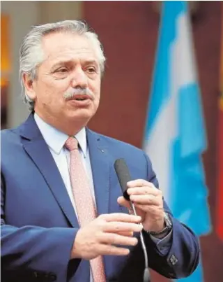  ?? EFE ?? Alberto Fernández hace una declaració­n a las puertas de La Moncloa