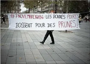  ??  ?? Manifestat­ion contre les écarts de revenus, en novembre 2017, à Paris.