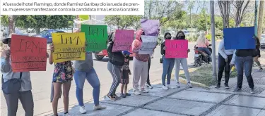  ?? ?? Afuera del hotel Flamingo, donde Ramírez Garibay dio la rueda de prensa, mujeres se manifestar­on contra la candidata Irma Leticia González.