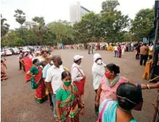  ?? AP ?? ■
People queue up for Covid-19 vaccine in Mumbai yesterday as new infections rise faster inthe country.