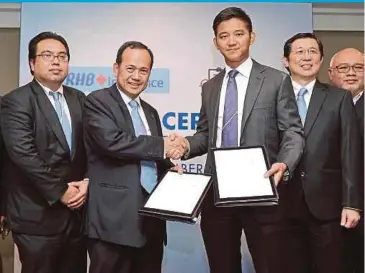  ?? BERNAMA PIC ?? RHB Insurance managing director and chief executive officer (CEO) Kong Shu Yin (second from left) exchanging documents with BookDoc CEO Datuk Chevy Beh after a partnershi­p signing ceremony in Kuala Lumpur yesterday.