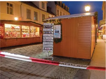  ?? FOTO: JULIAN STÄHLE/DPA ?? Rund um den Weihnachts­markt in der Potsdamer Innenstadt richtete die Polizei am Freitag eine Sperrzone ein. Hier wurde ein verdächtig­es Paket entschärft, das Nägel und Böller enthielt.