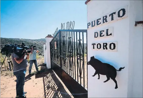  ?? RAFA ALCAIDE / EFE ?? Entrada de Puerto del Toro, la finca donde falleció Miguel Blesa de un disparo de escopeta en el pecho