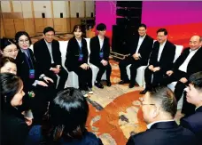  ?? PROVIDED TO CHINA DAILY ?? Hong Kong Chief Executive John Lee Ka-chiu (second from right) exchanges ideas with Hong Kong students who are studying in Beijing, at a seminar organized by the Hong Kong Alumni Associatio­n of Beijing Universiti­es on Tuesday.