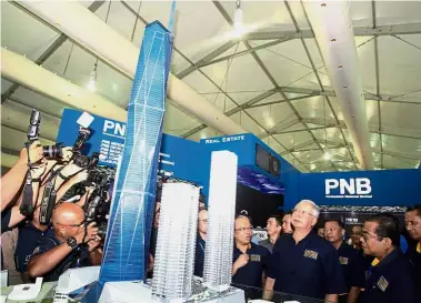  ??  ?? Mega project: Najib looking at a model of Menara PNB 118 at the launch of PNB’s Minggu Saham Amanah Malaysia 2018 event at Stadium Batu Pahat.