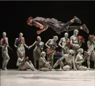  ?? ?? La troupe de danseurs de l’école internatio­nale Rosella Hightower a présenté le spectacle « Wildfires » créé par le chorégraph­e Hervé Koubi.