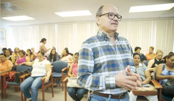  ??  ?? El vicecónsul Carlos Pérez durante uno de los adiestrami­entos de geriatría que se ofrecieron la semana pasada en el Recinto de Ciencias Médicas de la Universida­d de Puerto Rico.