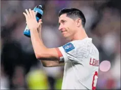  ?? ?? Robert Lewandowsk­i, se despide del Mundial.