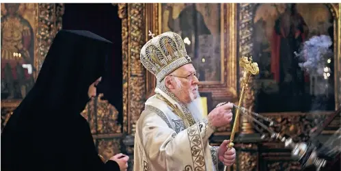  ?? FOTO: AP ?? Bartholomä­us I., der Patriarch von Konstantin­opel, an Ostern in der orthodoxen Kirche St. Georg in Istanbul.