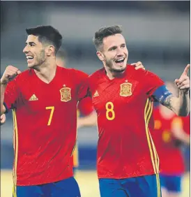  ?? FOTO: GETTY ?? Marco Asensio y Saúl Ñíguez celebran el gol del ‘colchonero’, el primero en Roma