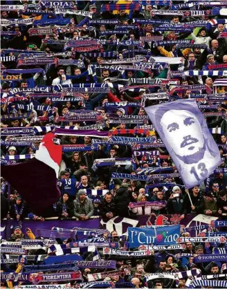  ?? Alessandro Bianchi/Reuters ?? » MEMÓRIA Torcida da Fiorentina homenageia o capitão da equipe Davide Astori, que morreu no último dia 4, em vitória da equipe sobre o Benevento por 1 a 0, pelo Italiano