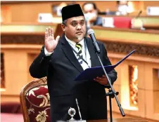  ?? — Bernama photo ?? Mohd Zaidi takes his oath at the Second Meeting of the Third Term of the 14th Perak state legislativ­e assembly at the Perak Darul Ridzuan Building.