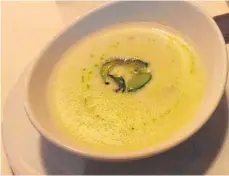  ?? FOTO: NYF ?? Schmackhaf­te Vorspeise: eine cremige Sellerie-Fischsuppe mit Flusskrebs­en.