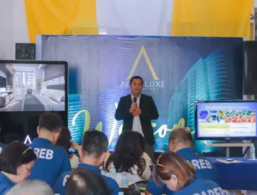  ??  ?? AEON Luxe Properties, Inc. representa­tive William Braza discuss reasons to invest in Davao City and in Aeon Luxe with the members of the Philippine Associatio­n of Real Estate Boards, Inc.