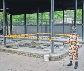  ??  ?? A paramilita­ry soldier stands near a pyre inside the crematoriu­m where the girl was cremated.