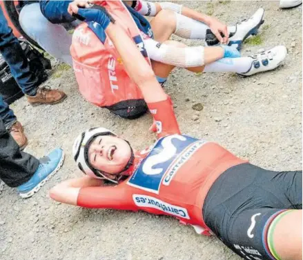  ?? Foto: Cxcling / La Vuelta ?? Annemiek Van Vleuten, que sufrió horrores, festeja la victoria de la Vuelta en el suelo.