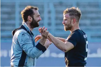  ?? Foto: Horst Hörger ?? Ulms Trainer Tobias Flitsch freut sich mit Mittelfeld­spieler Johannes Reichert. Um jetzt noch abzusteige­n, müsste den Spatzen schon ein großes Unglück widerfahre­n.