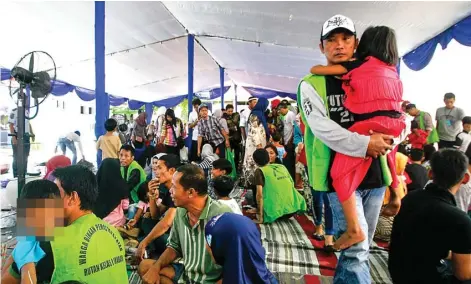  ?? ZAIM ARMIES/JAWA POS ?? TOMBO KANGEN: Masyarakat memanfaatk­an hari kedua Lebaran untuk mengunjung­i keluarga dan saudaranya yang sedang ditahan di Rutan Medaeng.