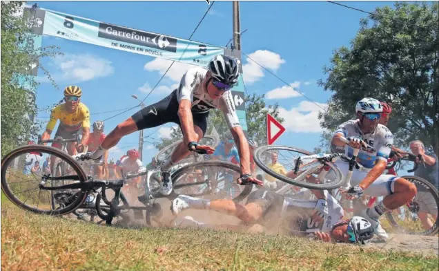  ??  ?? POR LOS SUELOS. Chris Froome se cayó con su compañero Gianni Moscon, a quien luego arrolló Alexander Kristoff. Por detrás vino Van Avermaet, que pudo esquivar el accidente.