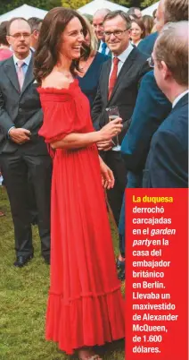  ??  ?? La duquesa derrochó carcajadas
en el garden party en la casa del embajador británico en Berlín. Llevaba un maxivestid­o de Alexander Mcqueen, de 1.600 dólares.