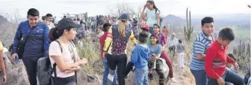  ??  ?? PRESENCIA. Una gran cantidad de personas, en su mayoría jóvenes, suben al cerro a visitar a la Santa Cruz.