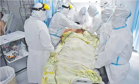  ??  ?? En el Hospital Nacional de Itauguá, de 24 camas de terapia intensiva para adultos, ayer estaban ocupadas 22.