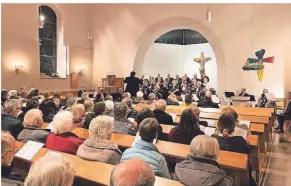  ?? FOTO: FLORA TREIBER ?? Der Kirchencho­r unter der Leitung von Matthias Tscharn sang in der Martini-Kirche.