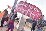  ??  ?? maniFEStan­tES EXiGEn liberar a migrantes detenidos