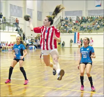  ??  ?? Dalia Méndez, la goleadora de la selección paraguaya, en plena ofensiva, busca el gol frente a las charrúas.
