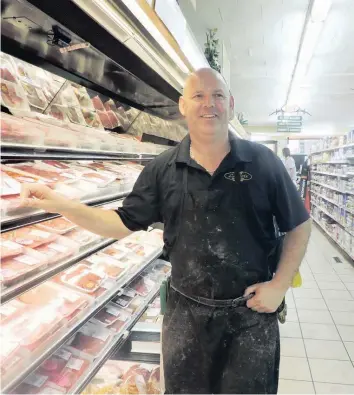  ?? photo Elise Merlin ?? Stéphane Jeaurond de Marché Lacroix à Hawkesbury s'inquiète de l'avenir de son entreprise si le salaire minimum passe à 15 $. Il craint aussi devoir augmenter ses prix.—