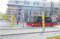  ?? FOTO: ALEXANDER TUTSCHNER ?? Nicht viel los ist derzeit auf dem Häfler Busbahnhof vor dem Bahnhof. Das ÖPNV-Angebot wurde auf 30 Prozent herunterge­fahren.