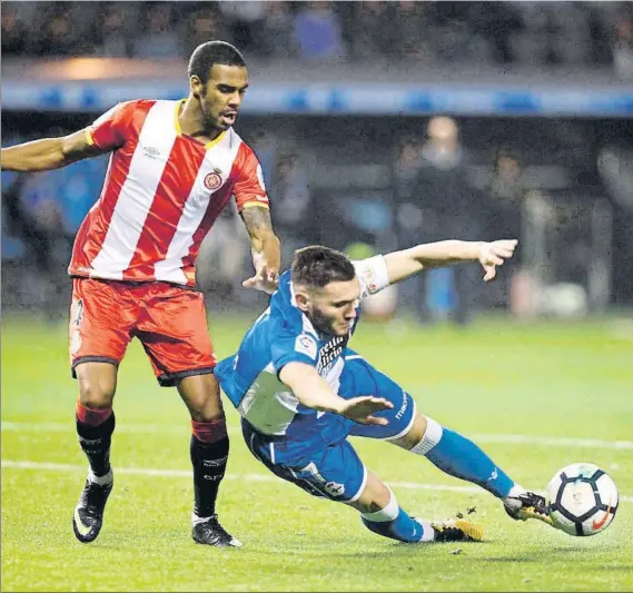  ?? FOTO: EFE ?? Lucas Pérez engañó al colegiado con un ‘piscinazo’ dentro del área ante Ramalho El propio delantero del Deportivo fue el encargado de transforma­r el injusto penalti