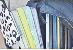  ?? ?? El bolso, lleno con una quincena de móviles robados en Los Barrios.