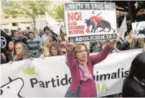  ?? EFE ?? Teresa Ribera, ministra para la Transición Ecológica. Sobre estas líneas, manifestac­ión antitaurin­a en Cádiz