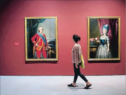  ?? FADEL SENNA / AFP ?? Una visitante del museo de Rabat se pasea entre dos retratos de Goya