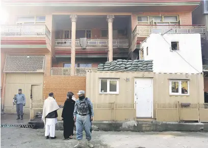  ??  ?? SIASAT: Polis Afghan berkawal di luar rumah Helmand yang telah diserang pengganas Taliban di Kabul, Afghanista­n.