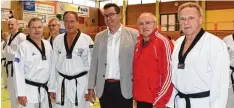  ??  ?? Gastgeber und Trainer beim Taekwondo Lehrgang in Krumbach: (von links) Günter Sonner, Heinrich Magosch, Hubert Fischer, Reinhold und Heinz Gruber.