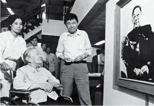  ??  ?? On August 25, 1989, Xie Wanying, a famous Chinese female writer, with the pen name Bing Xin, nearly 90 years old, is taken in a wheelchair to a library to see an exhibition featuring the career of Shu Qingchun, best known by his pen name Lao She.