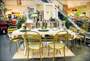  ??  ?? • Sukasa ofrece una línea completa de muebles y decoración para salas, comedores y otros espacios del hogar, que pueden ser renovados.