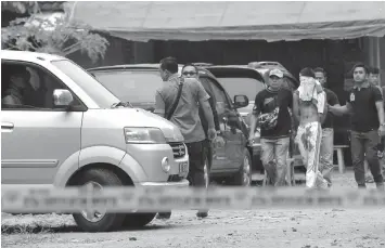  ?? AGENCE FRANCE PRESSE ?? Indonesian policemen guard a blindfolde­d suspect who attacked a priest in Medan yesterday. A knife-wielding attacker in Indonesia stabbed a Catholic priest and tried to set off an explosive device at a church on, police said, the latest in a string of...