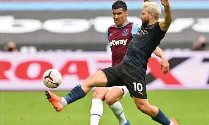  ??  ?? Sergio Agüero battles for the ball with West Ham’s Fabián Balbuena in Saturday’s 1-1 draw. The Argentina striker injured his hamstring and could be out for a month. Photograph: Justin Tallis/EPA