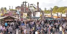  ?? FOTO: HEITMANN ?? Die Wildwasser­bahn „Auf Manitus Spuren“, hier auf einem Festplatz in Aachen, kommt im Juli auf die Rheinkirme­s.