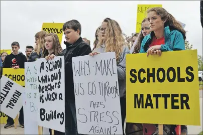  ?? DAVE STEWART/THE GUARDIAN ?? Parents and students gather at a rally in front of the Public Schools Branch office in Stratford on Monday. They were there to protest the recent teacher allocation­s.