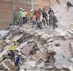  ?? FOTO: DPA ?? Nach dem Beben: Helfer entfernen in MexikoStad­t Trümmer eines Hauses.