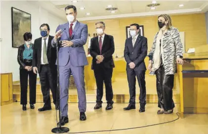  ?? JORGE ARMESTAR ?? Pedro Sánchez, durante su comparecen­cia en el salón de plenos del Ayuntamien­to de Don Benito, ayer.