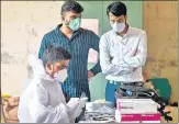  ?? PRATIK CHORGE /HT PHOTO ?? Health care workers during Covid-19 rapid antigen tests at Cheetah n
Camp in Mumbai on Friday.