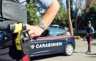  ??  ?? I carabinier­i di Firenze hanno avuto in dotazione la pistola elettrica una settimana fa