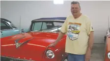  ??  ?? Barry Isaac with his rare 1956 Monarch Richelieu convertibl­e.