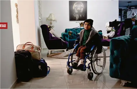  ?? (ARTHUR LARIE) ?? Une associatio­n bénévole israélienn­e aide les Palestinie­ns de Cisjordani­e, comme Amine, 6 ans, à se rendre dans un hôpital de Tel-Aviv.